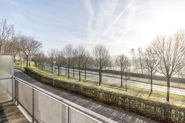 Foto - Te koop: Moderne instapklare drive-inwoning met garage, 3 slaapkamers, balkon met prachtig uitzicht en geheel bestraatte onderhoudsvriendelijke tuin met tuinkamer gelegen aan de rand van Heerlen.